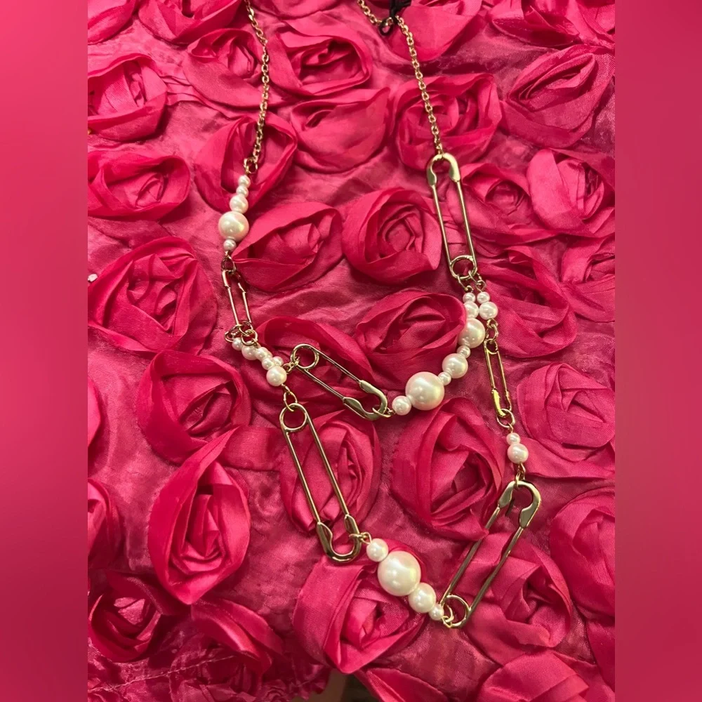 Gorgeous BCBGeneration gold colored and pearl paper clip necklace